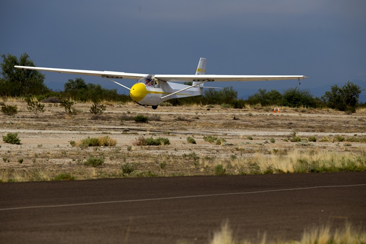 The FAA, after reviewing comments prompted by a 2015 advance notice of proposed rulemaking, has opted not to require gliders to carry transponders. AOPA file photo. 