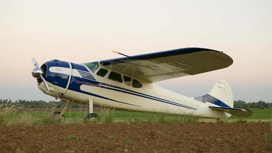 Cessna 195 photo by Mike Fizer.