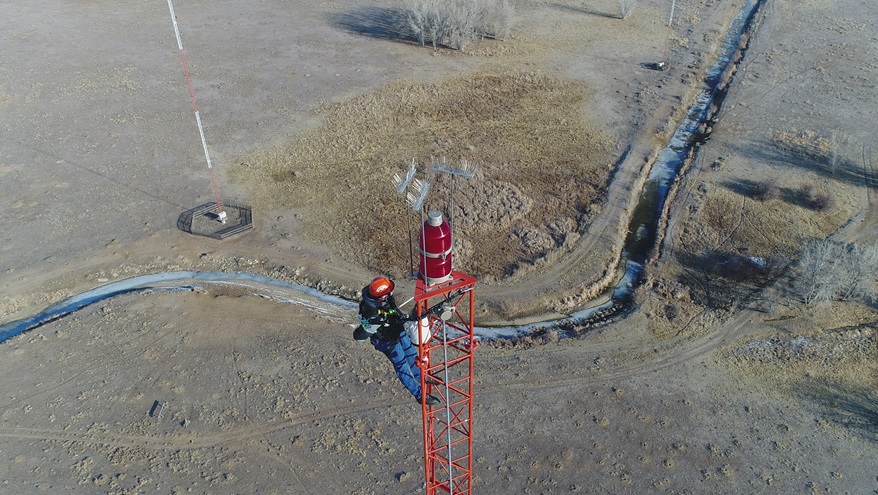 Cris Alexander of Crawford Broadcasting Co. captured this image of tower climber Derek Jackson at the top of a tower near Denver International Airport. Photo courtesy of Cris Alexander/Crawford Broadcasting Co.
