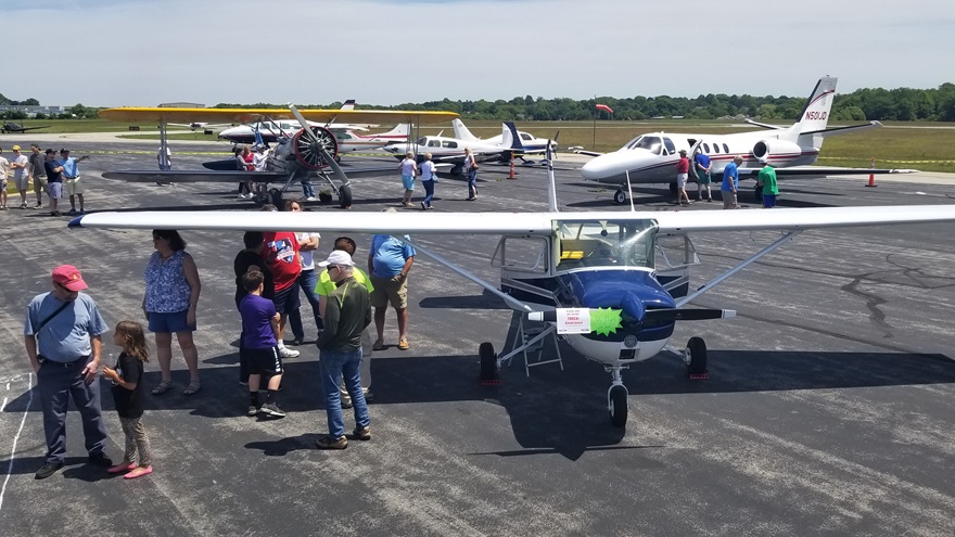 AOPA joined Newport State Airport officials, business owners, and volunteers in welcoming residents of Newport, Rhode Island, to see what their airport has to offer. Graeme Smith photo. 