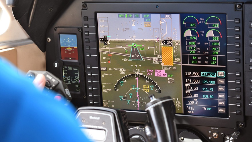 The touch-screen BendixKing AeroVue, installed in an older Beech King Air, displays synthetic vision during an approach to Runway 27 at Wittman Regional Airport in Oshkosh, Wisconsin. Photo by Mike Collins.