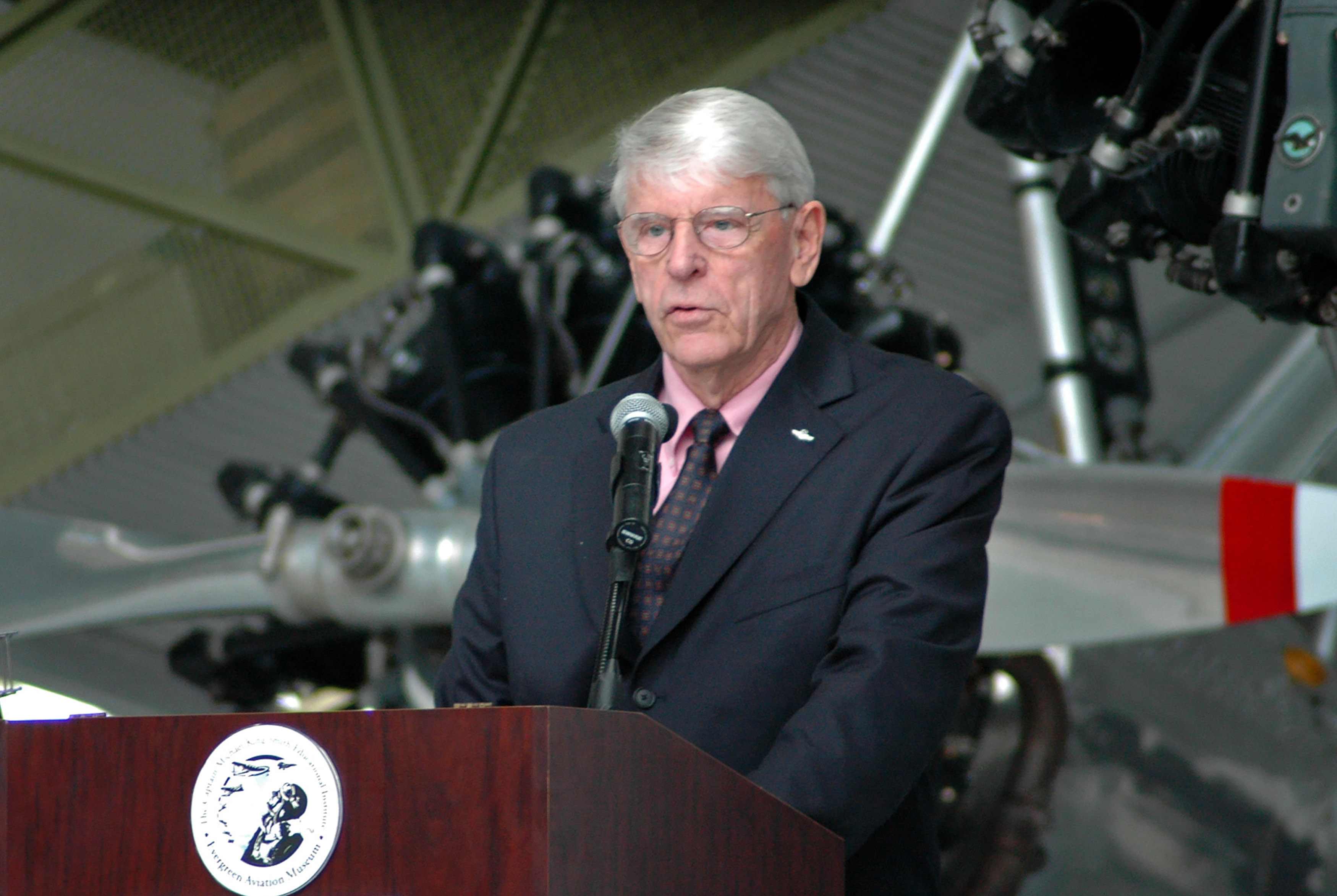 Decorated war pilot and aviation planning visionary Ray Costello is inducted into the Oregon Aviation Hall of Fame in 2005. Costello, who also served as an AOPA regional representative for pilots in Oregon, Washington, Idaho, Montana, and Alaska, died March 24 at age 98. Photo courtesy of Chris Corich.
