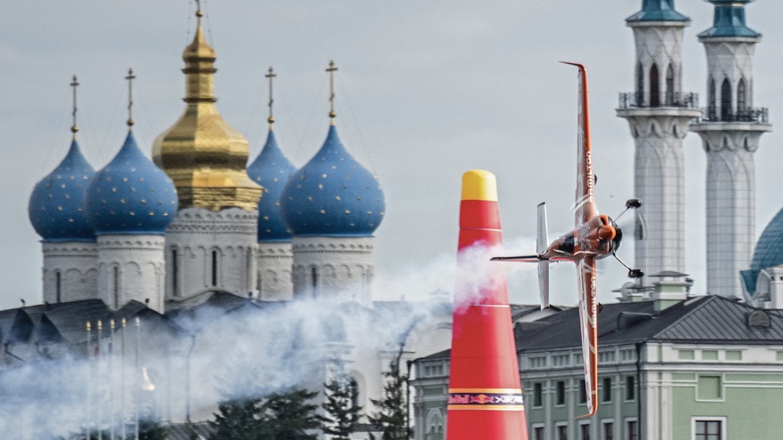 Nicolas Ivanoff of France flies in the qualifying round during the Red Bull Air Race at Kazan, Russia, on June 15. Ivanoff missed a Final Four spot by 1.126 seconds. Photo by Mihai Stetcu/Red Bull Content Pool.