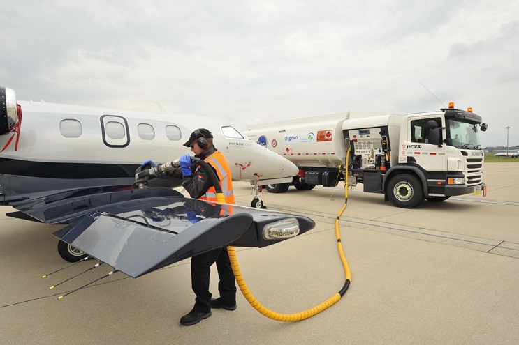 An Embraer Phenom 100 EV is fueled with sustainable alternative jet fuel (SAJF) at Farnborough Airport in the United Kingdom. Photo courtesy of Embraer Executive Jets.