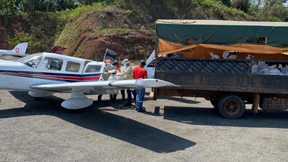 Truckloads of supplies have been carried by general aviation pilots to remote airfields throughout the world during the COVID-19 crisis. On Pedro Gonzalez Island in Panama, volunteers unload a Piper Saratoga that brought food for distribution to the local community. Image courtesy of AOPA Panama. 