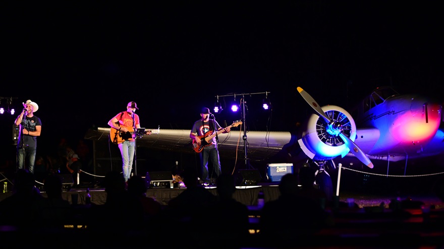The Bell Brothers perform against a Beech Model 18 backdrop during the 2019 AOPA Tullahoma, Tennessee, Fly-In. Photo by David Tulis.