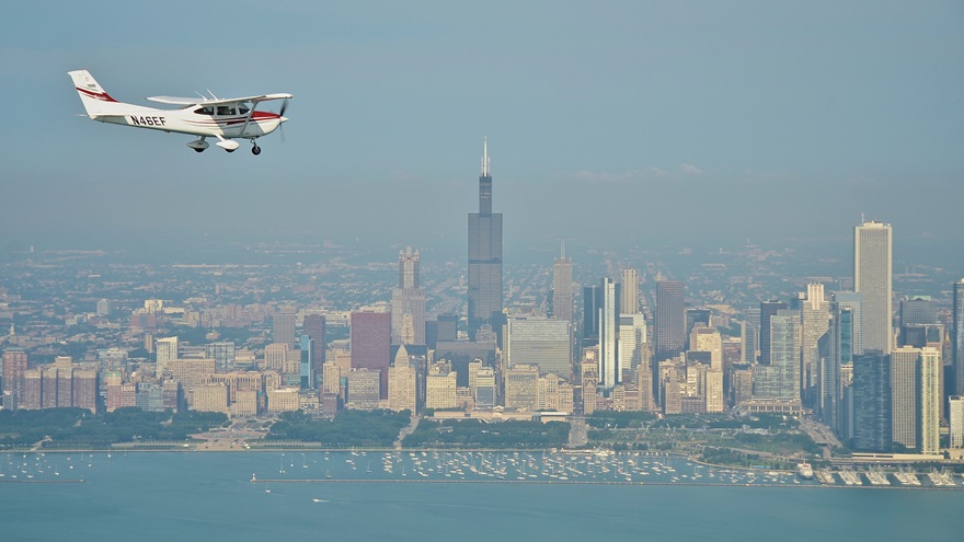 The coastline along the Chicago waterfront is both spectacular and simple for VFR flying. With Class E airspace below 3,000 feet, VFR pilots can see some of the most impressive views of the Windy City as they enjoy the benefits of their private pilot certificate. Photo by Chris Eads.