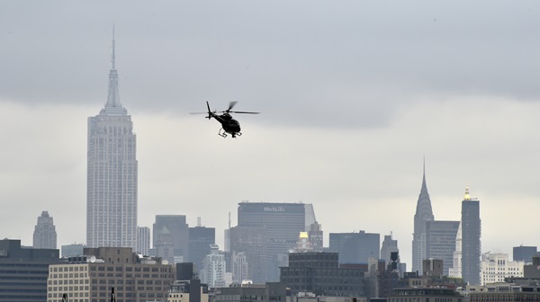 A helicopter approaches the Manhattan heliport targeted by New York lawmakers seeking to mitigate noise, in a bill that was vetoed by Gov. Kathy Hochul. Photo by David Tulis.
