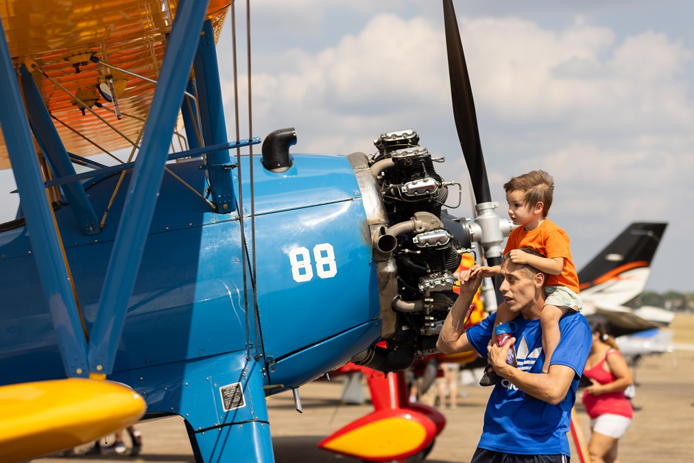 A younger attendee gets an elevated view. Photo by Rebecca Boone.