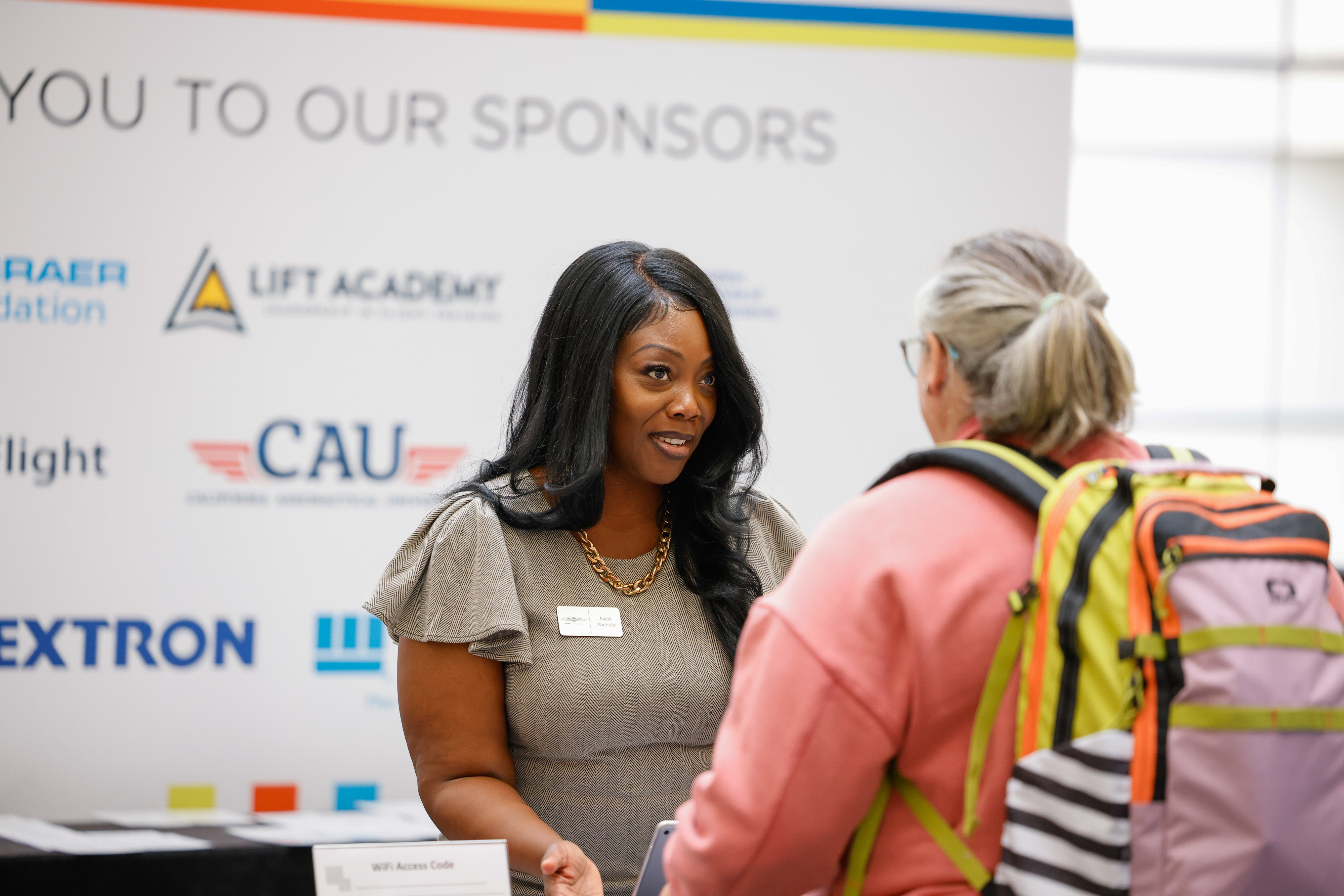 AOPA High School Curriculum Recruitment Manager Nicki Nichols chats with an attendee. Photo by Chris Rose.