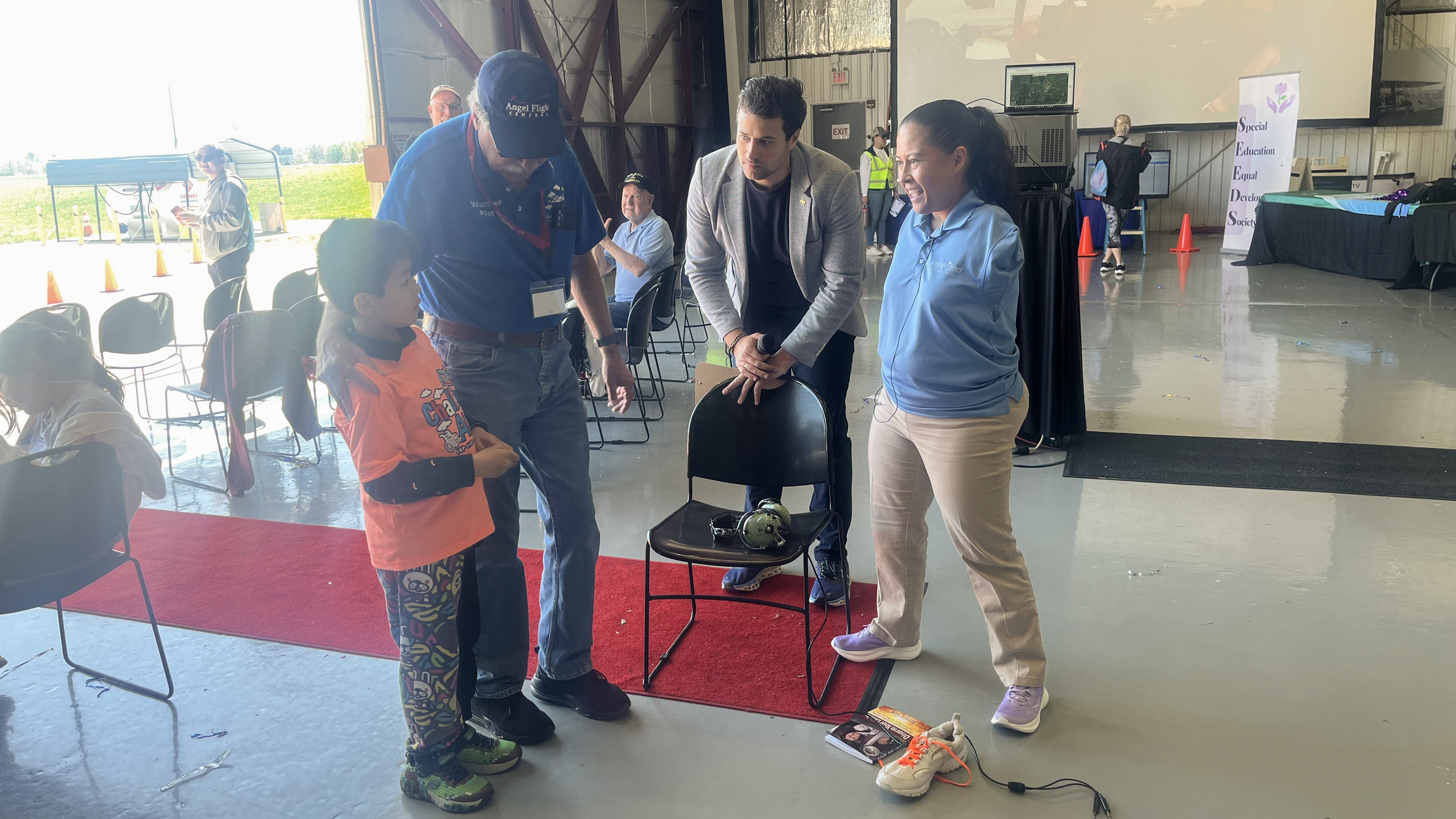 Jessica Cox talks to a newly-minted “co-pilot” before giving her speech. Photo by Sylvia Horne.