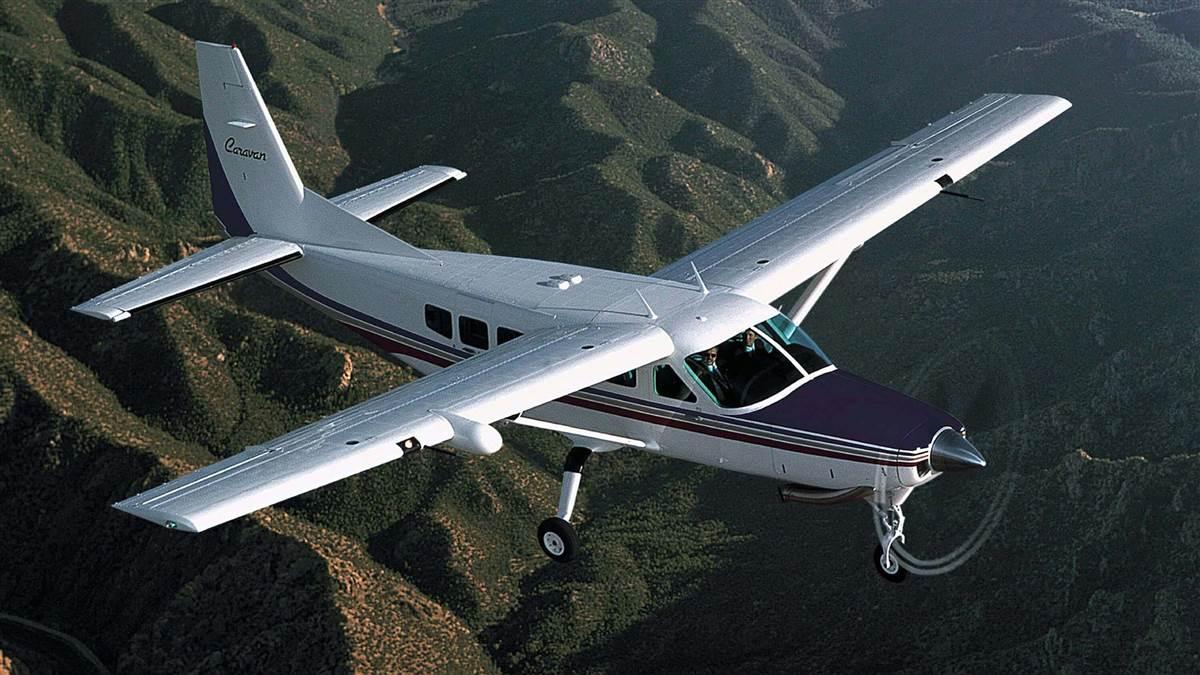 The Caravan 675 stands tall and has a fold-down ladder to the pilot seat. Some may have an optional belly cargo pod. It has five square windows on each side, and a single, huge exhaust stack on the right side of the nose. A radar pod is on the right wing.