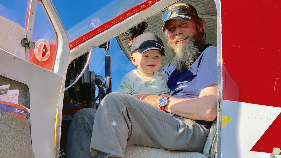 Paul Claus with his grandson in the family Otter.