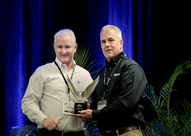 San Carlos Flight Center's Dan Dyer (right) accepts an AOPA Flight Training Excellence award from AOPA President Mark Baker.