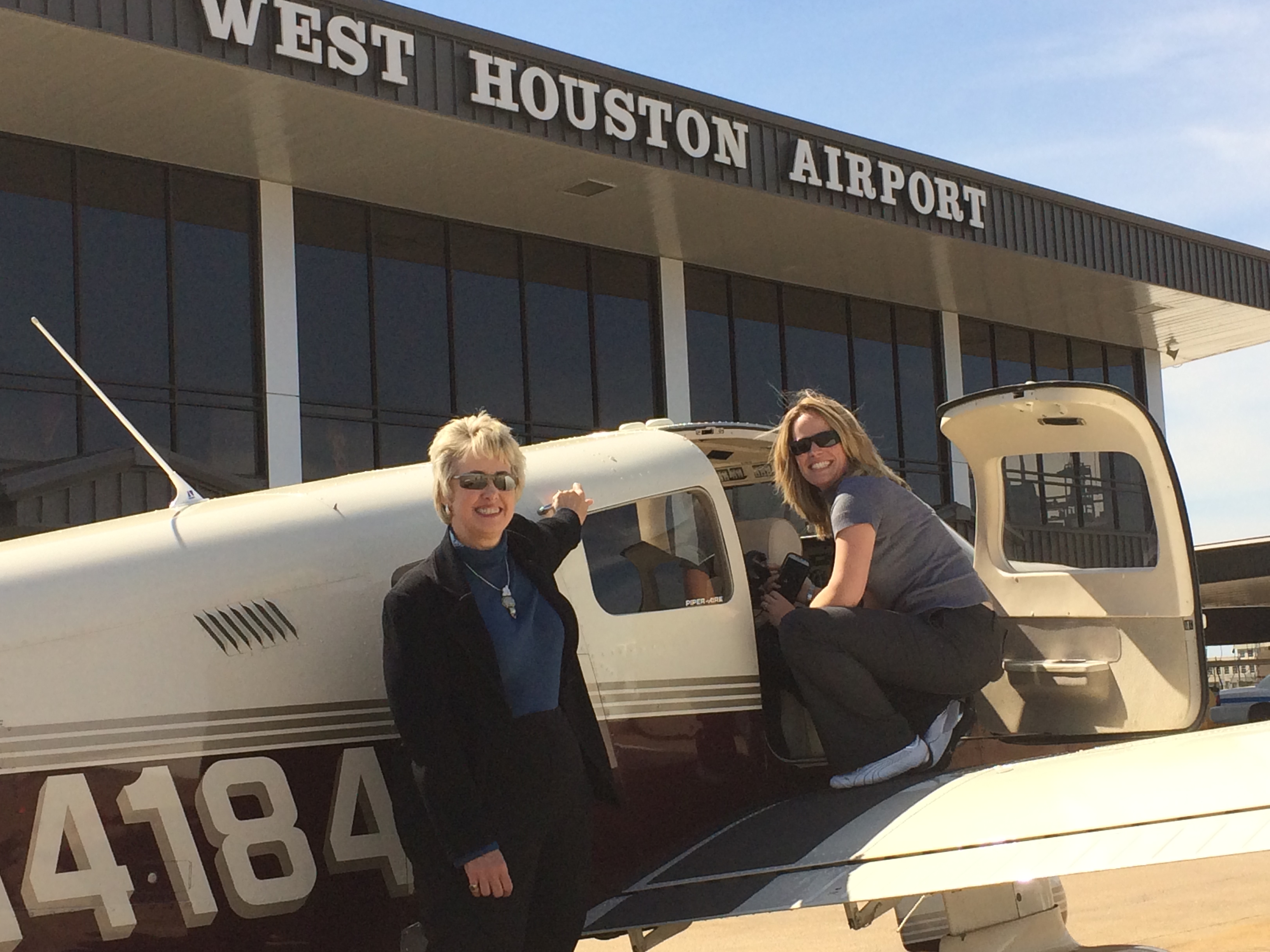 Houston Mayor Annise Parker (left) and AOPA Central Southwest Regional Manager Yasmina Platt at West Houston Airport.