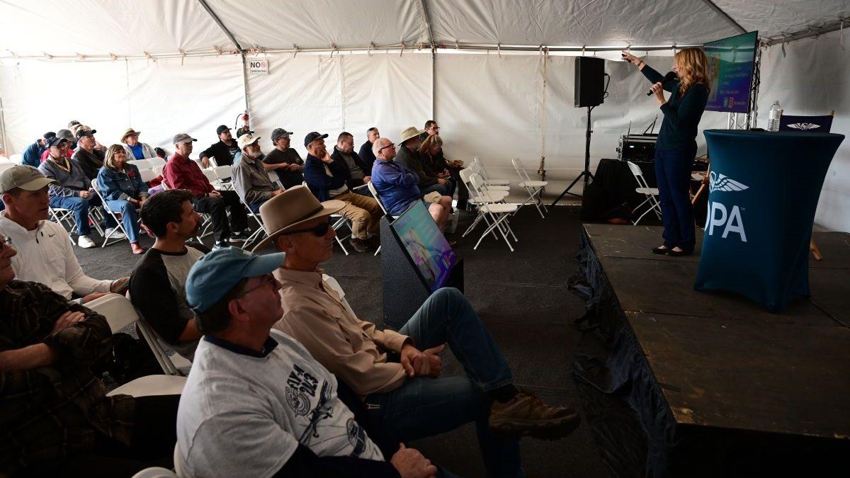AOPA seminar presenter Jolie Lucas draws a crowd during the Buckeye Air Fair in Arizona February 18, 2023. Photo by David Tulis.