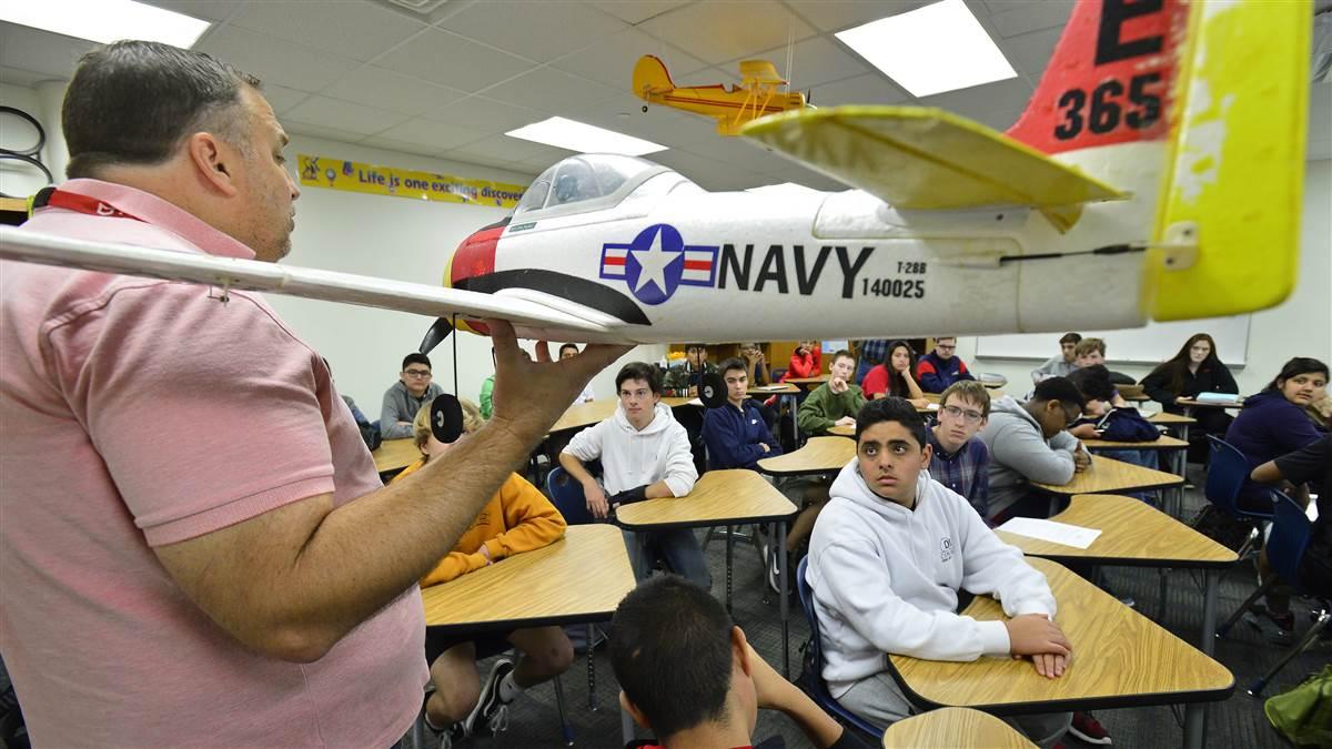 McKinney High School robotics teacher Nathan McAfee is helping test the AOPA High School Aviation STEM curriculum during classes in McKinney, Texas, Nov. 8. Photo by David Tulis.