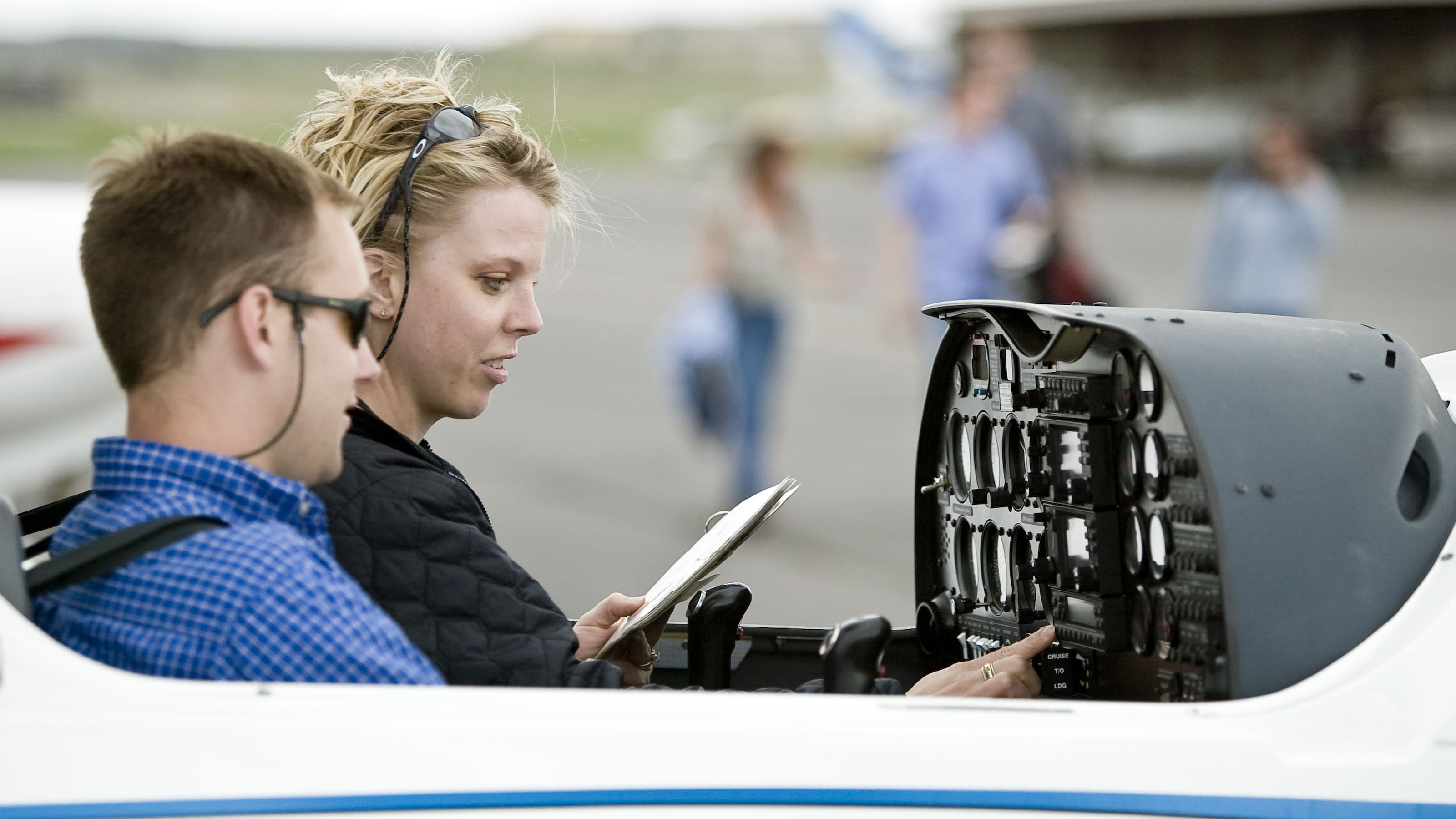 Making good. Частный пилот. Фотографию женщины пилота пассажирских авиалиний. Air Safety. Эд Хелмс пилот самолета фильм.