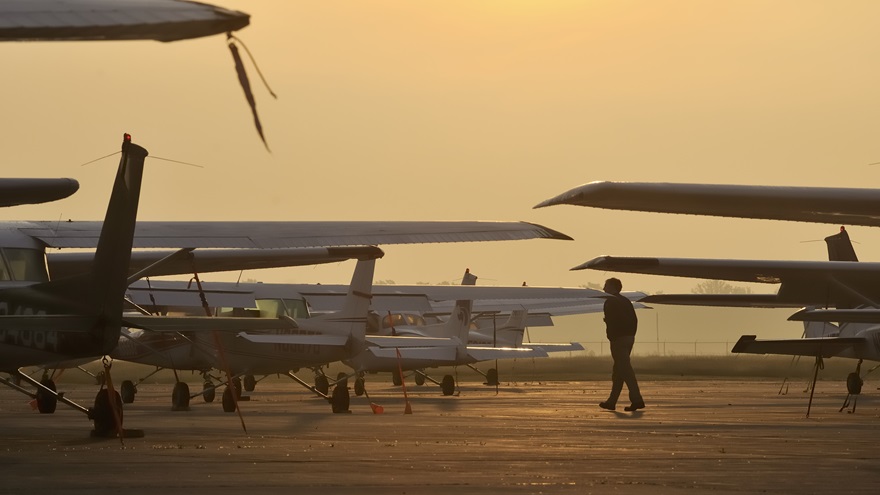 A coalition of aviation groups joined AOPA calling for FAA action to improve access to airport ramps. AOPA file photo. 