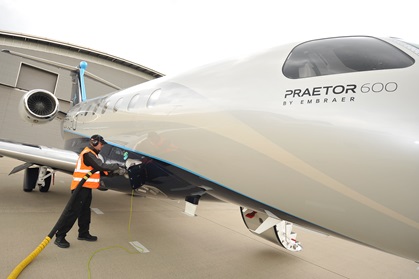An Embraer Praetor 600 is fueled with sustainable alternative jet fuel (SAJF) at Farnborough Airport in the United Kingdom. Photo courtesy of Embraer Executive Jets.