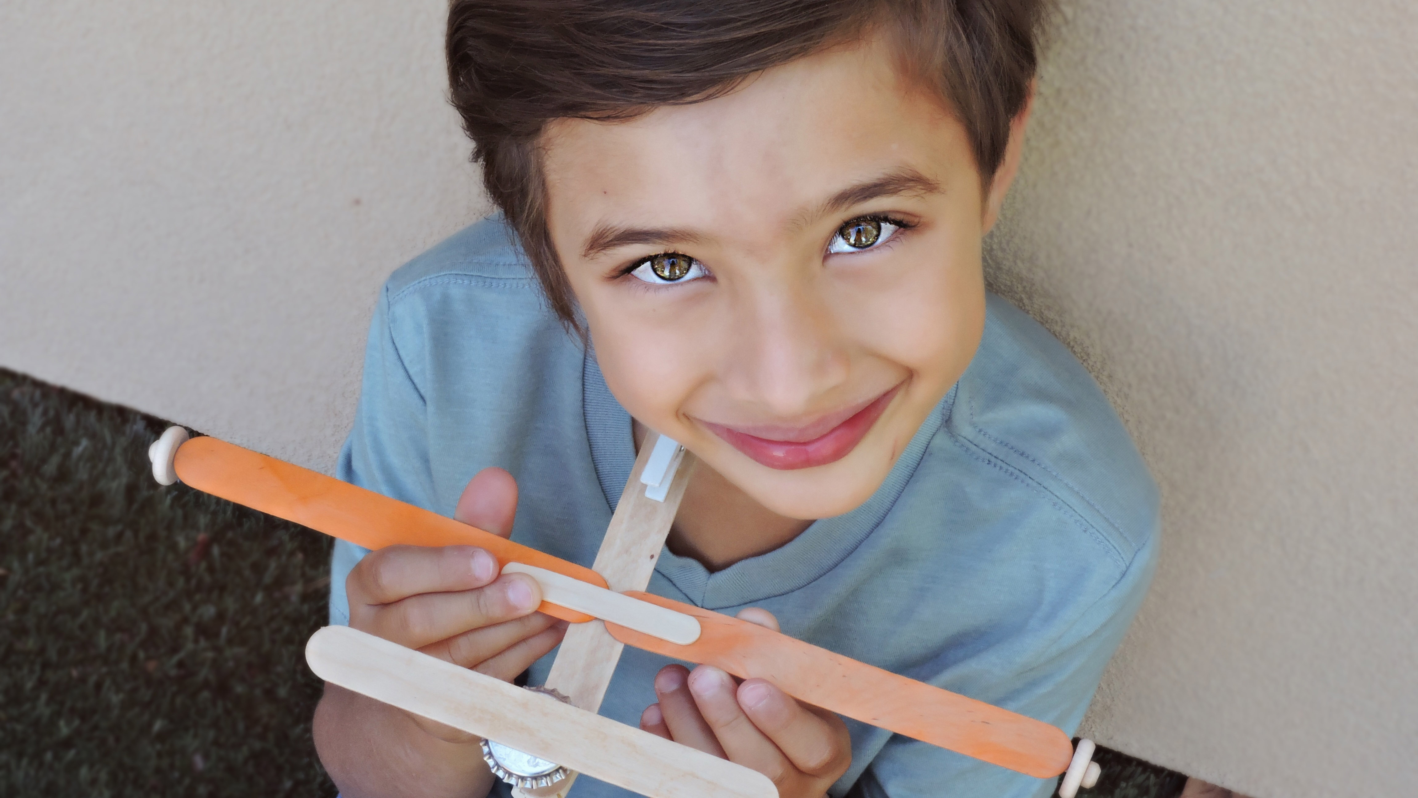 6 Year Old Launches Airplane Craft Business Aopa 