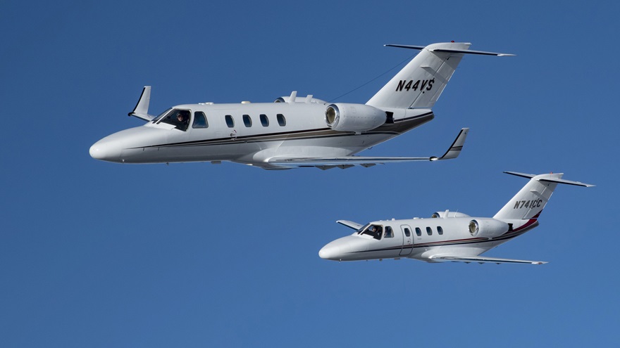 Equipped with Tamarack active winglets, N44VS (top) outperformed unmodified N741CC on a January 26 fly-off between Portland, Maine, and West Palm Beach, Florida. Photo by Mike Collins.