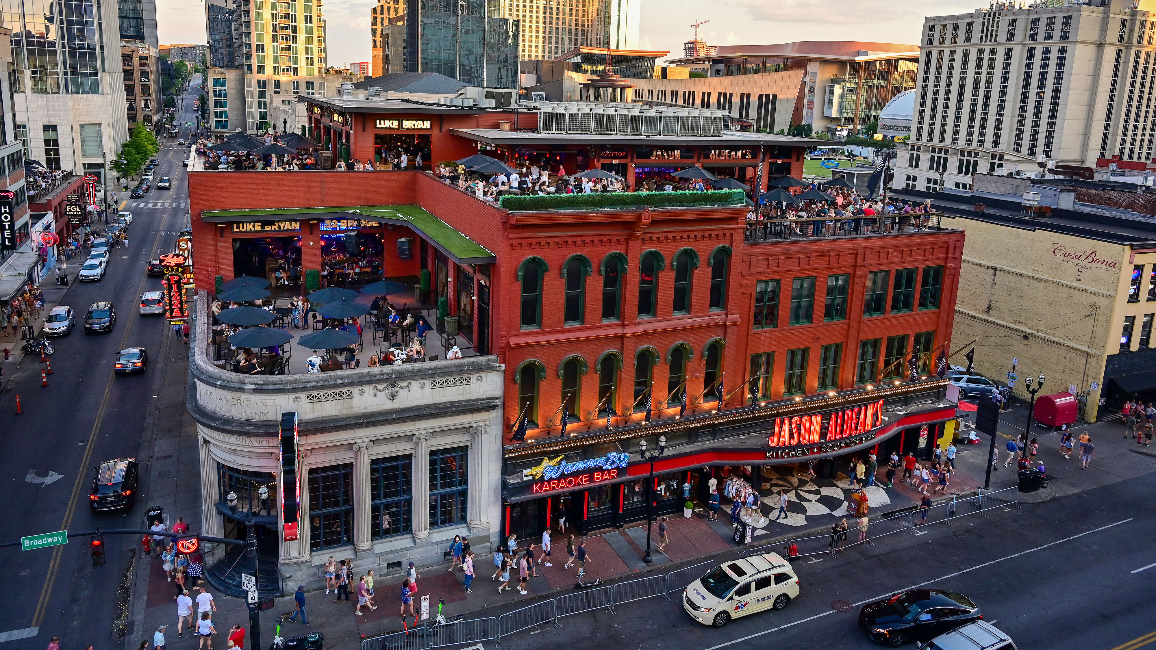 A crowd gathers at Jason Aldean’s Kitchen and Rooftop Bar. Photo by David Tulis.