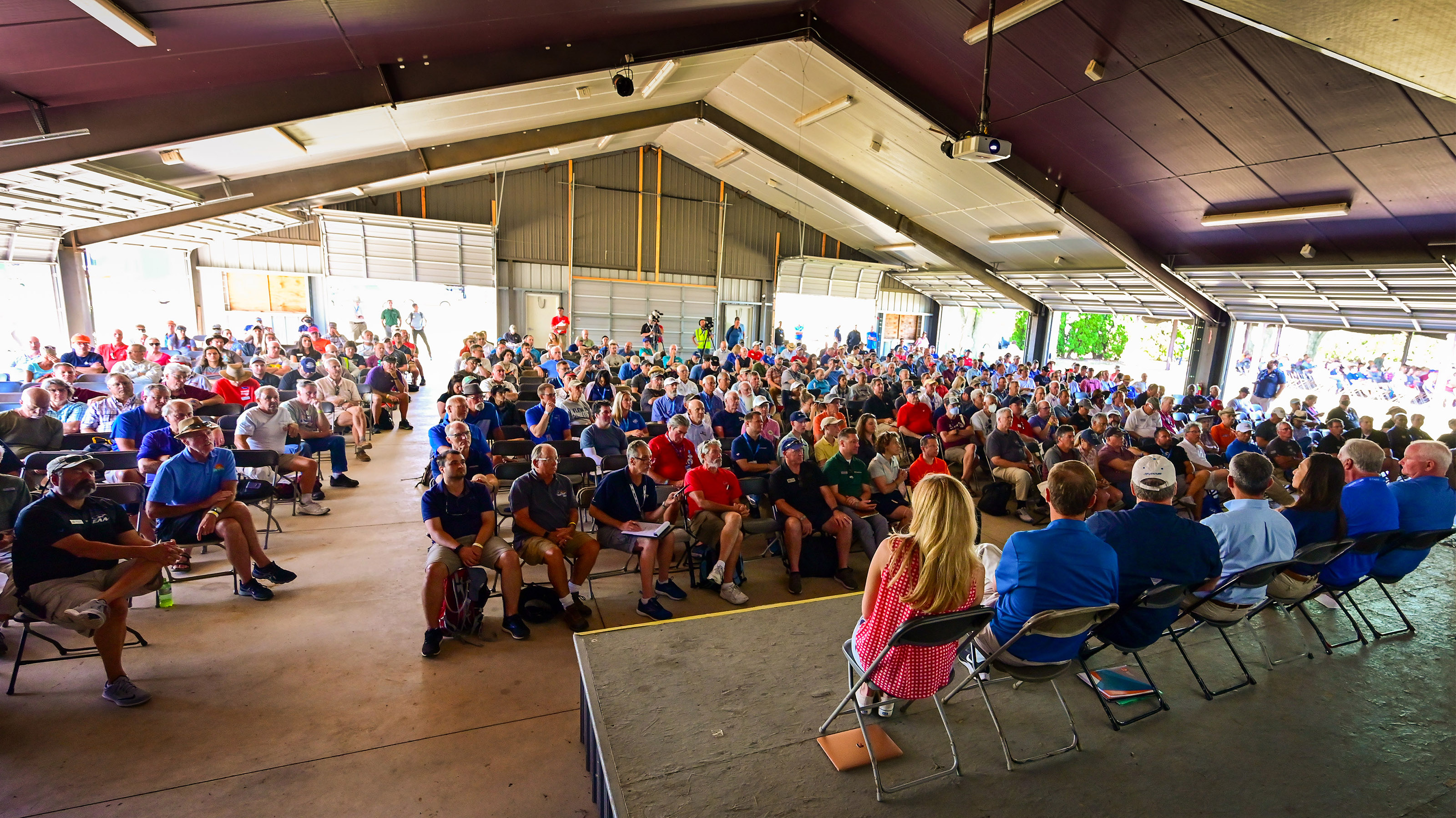 Unleaded fuel update draws crowd - AOPA