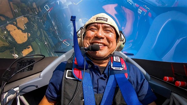High school teacher Minervo Ramirez of Porterville, California, joined “AOPA Pilot” Editor at Large Dave Hirschman for an aerobatic flight in an Extra 300 during curriculum training for educators near Frederick, Maryland. Photo by David Tulis.