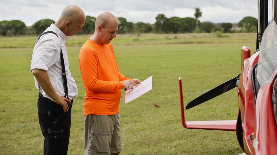AOPA Senior Content Producer Ian Twombly (center) learns Frank Nierhoff's step-by-step approach to gyrocopter flying using a training concept similar to martial arts katas. Photo by Chris Rose.