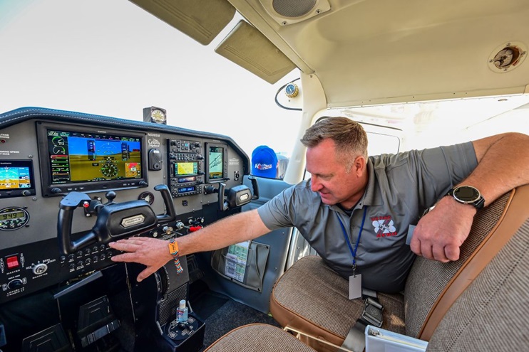 Lyle Jansma gives a tour of his Cessna 172 equipped with the Legacy XL Stationary Panel at the AOPA Hangout at Felts Field in Spokane, Washington, September 10, 2022. Photo by David Tulis.