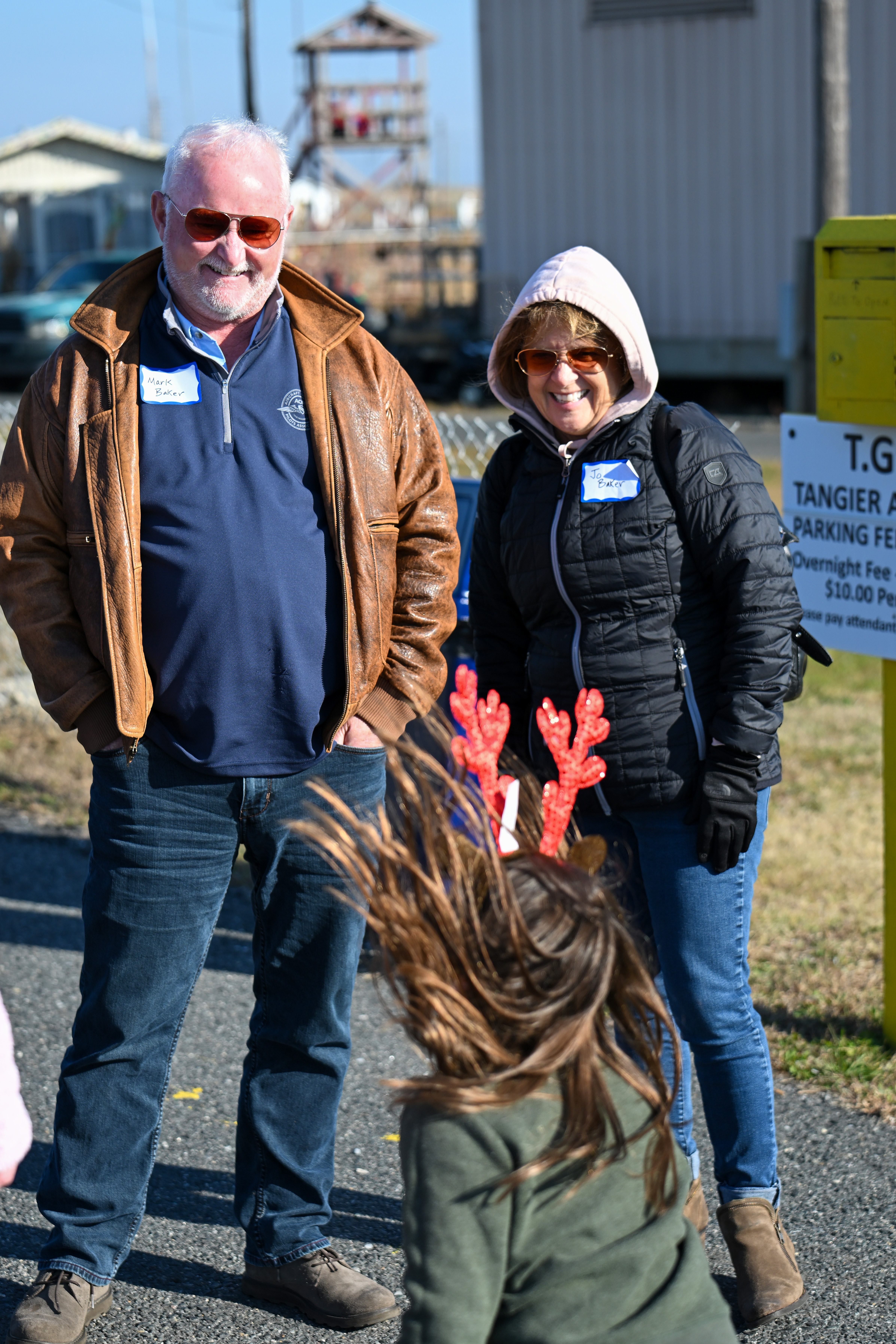 Emma Silva entertains AOPA President Mark Baker and his wife JoAnn during the Holly Run. Photo by David Tulis.