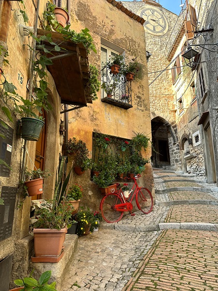 One of many stairways in upper Castro dei Volsci, in the province of Frosinone. Photo by Mary Michael.