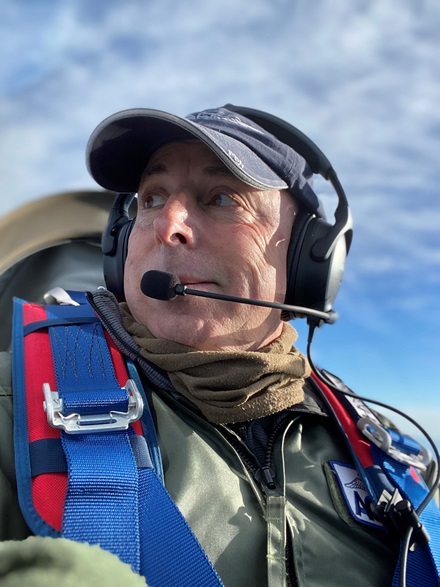 The reduced clamping force of the Bose A30 makes it more comfortable to wear, and more likely to be dislodged during aerobatic maneuvers. Photo by Dave Hirschman.