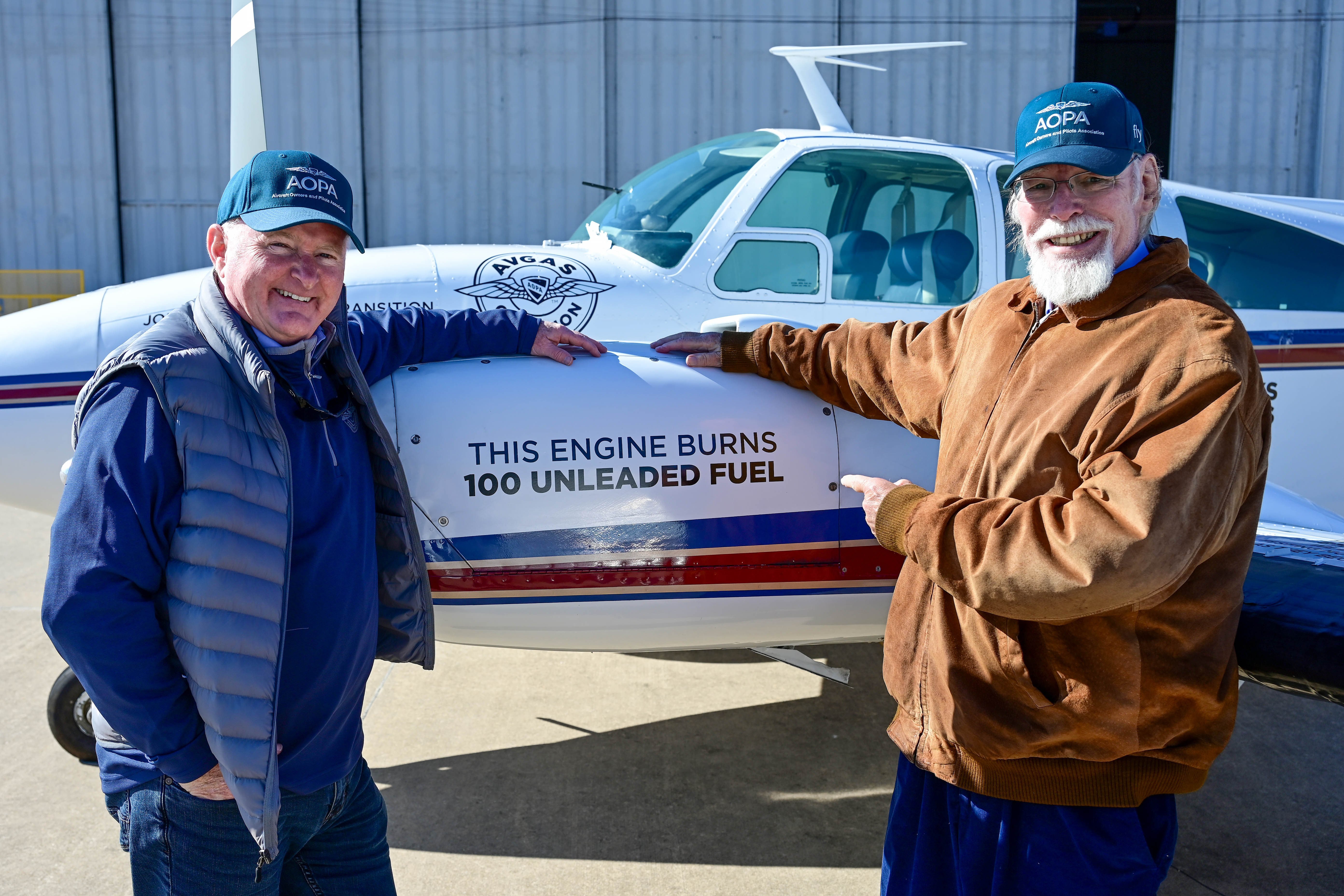 AOPA President Mark Baker met GAMI co-founder George Braly in Oklahoma to fill the left tank of a Beechcraft Baron with GAMI G100UL unleaded aviation fuel. Photo by David Tulis.