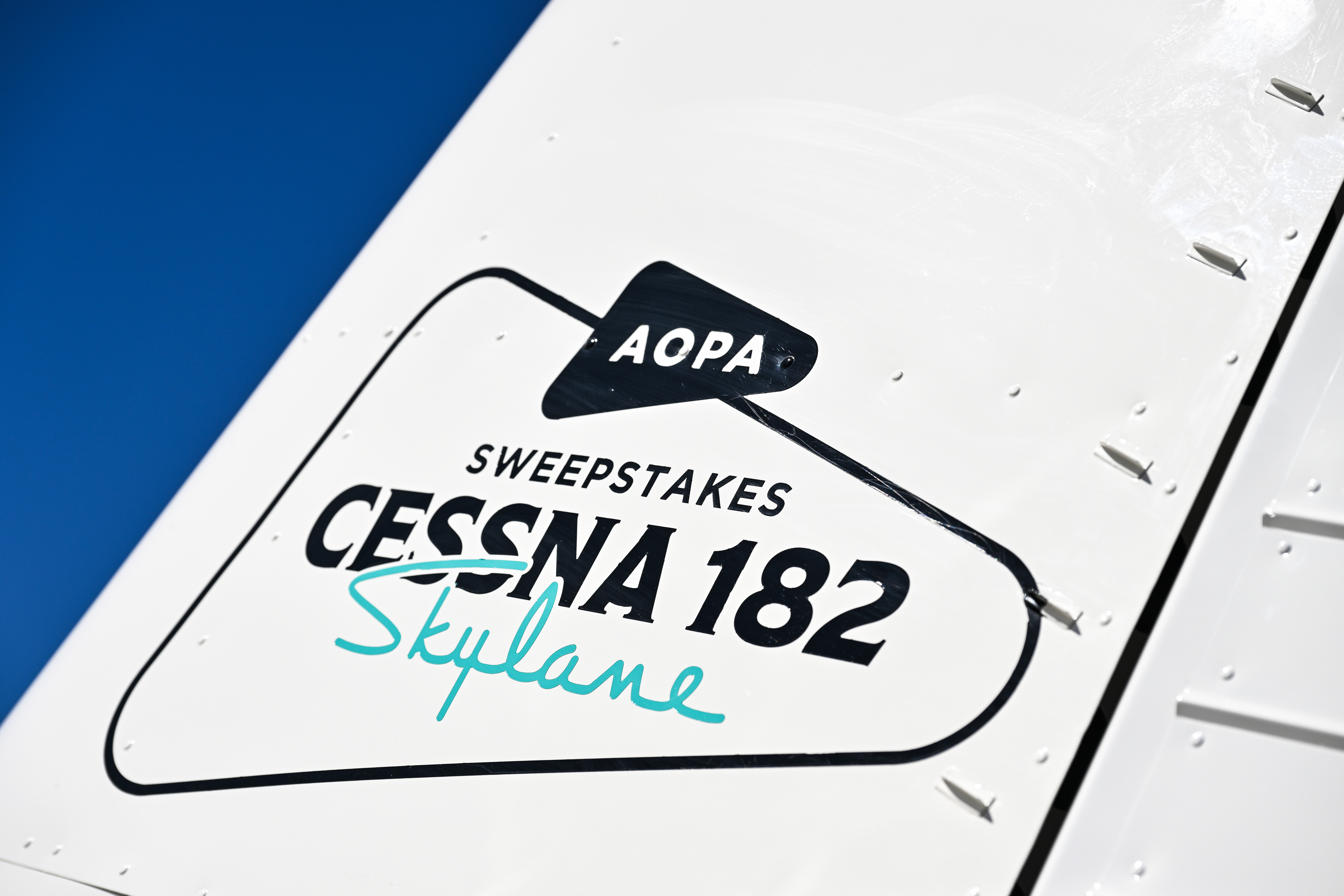 The AOPA retro-throwback logo is incorporated in the new paint scheme. Photo by David Tulis.