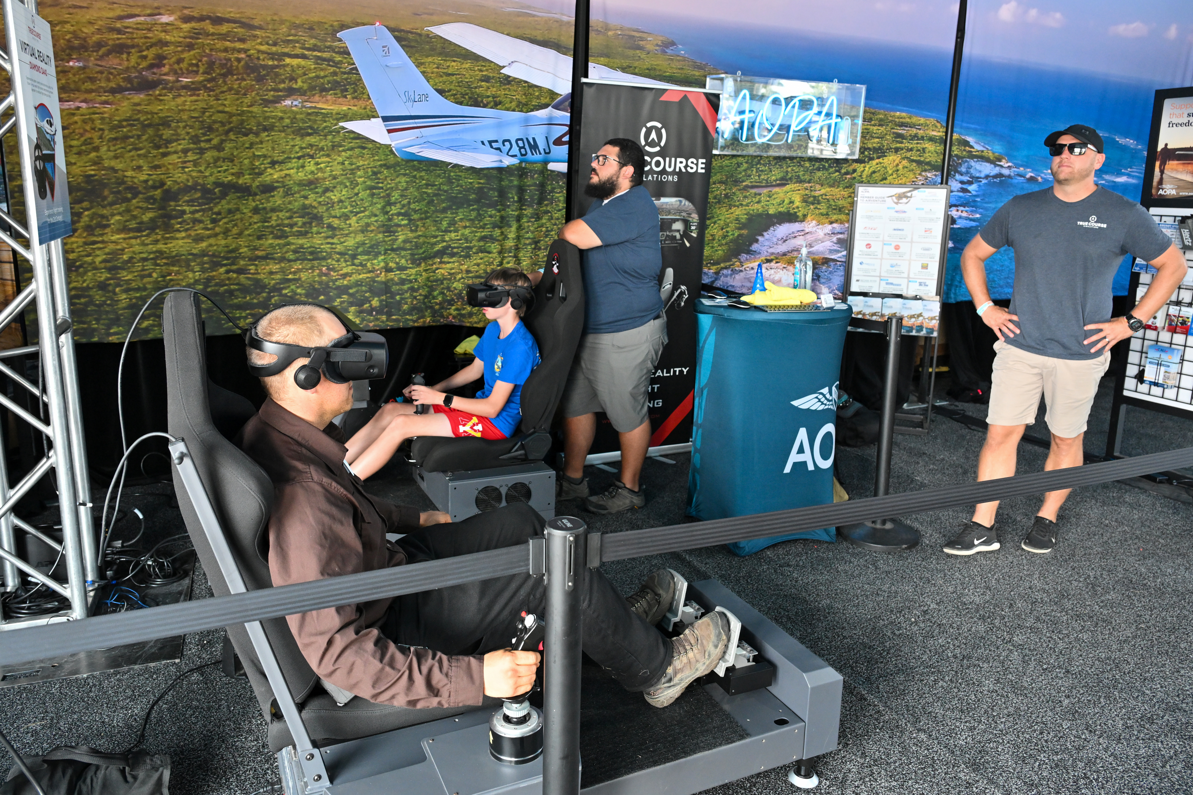The AOPA Member Services and Pilot Information Center areas are popular with attendees. Photo by David Tulis.