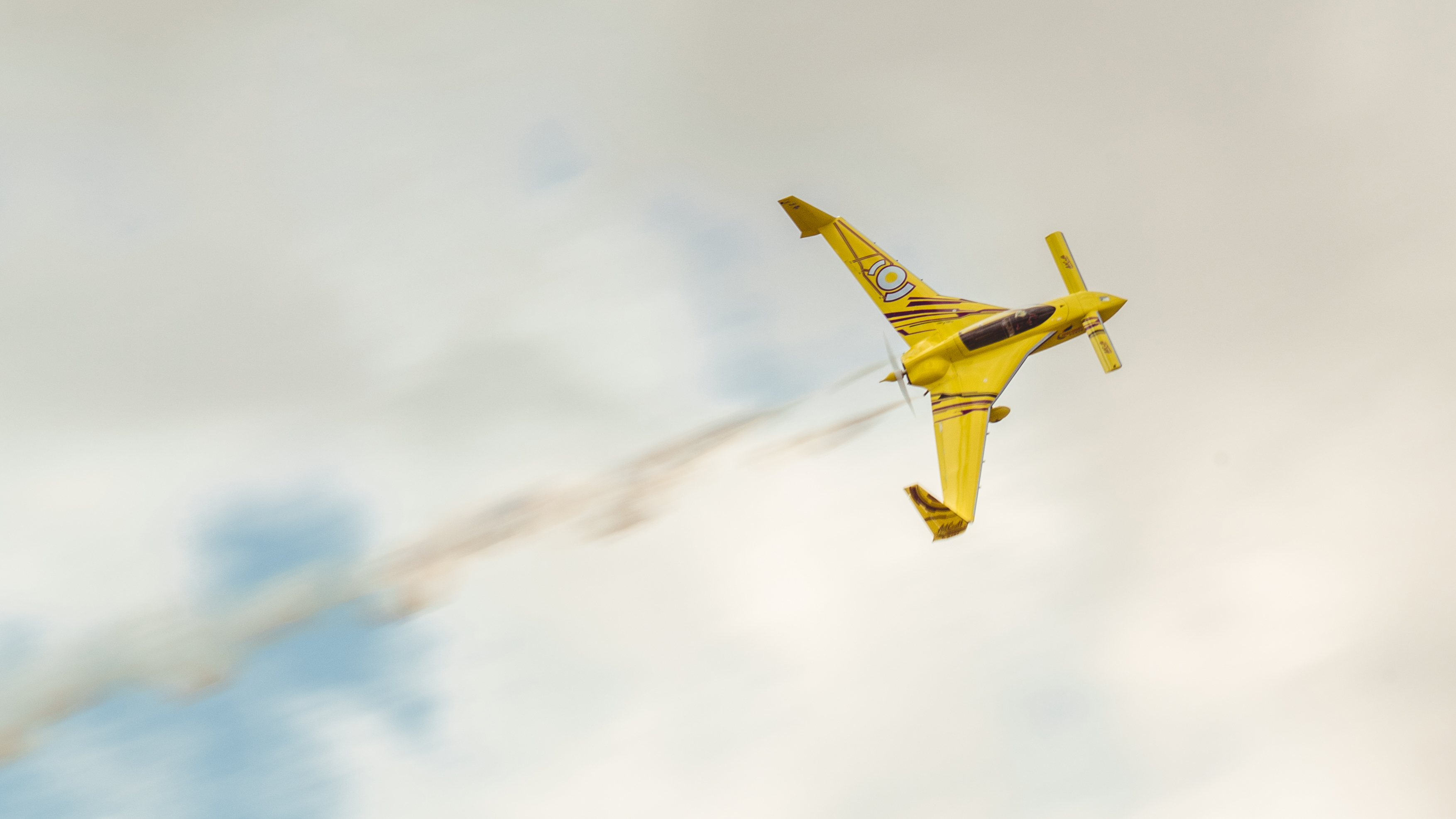 Kyle Fowler from Go EZ Aerobatics performs his routine. Photo by Jake Teague.