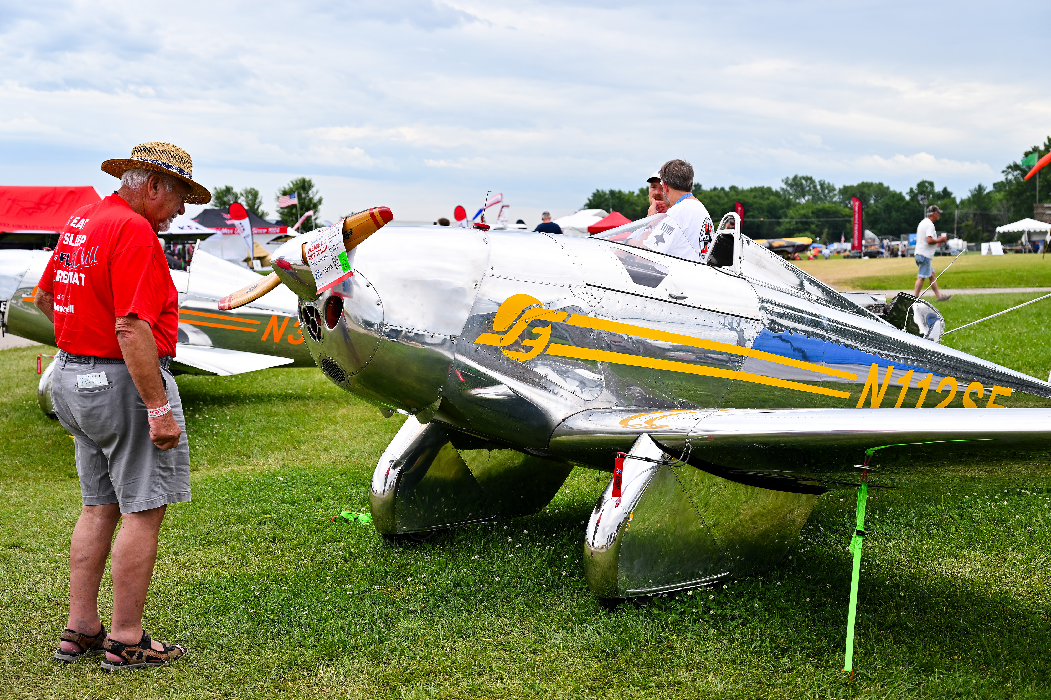 The Spirit SE-1 attracts attention at AirVenture. Photo by David Tulis.