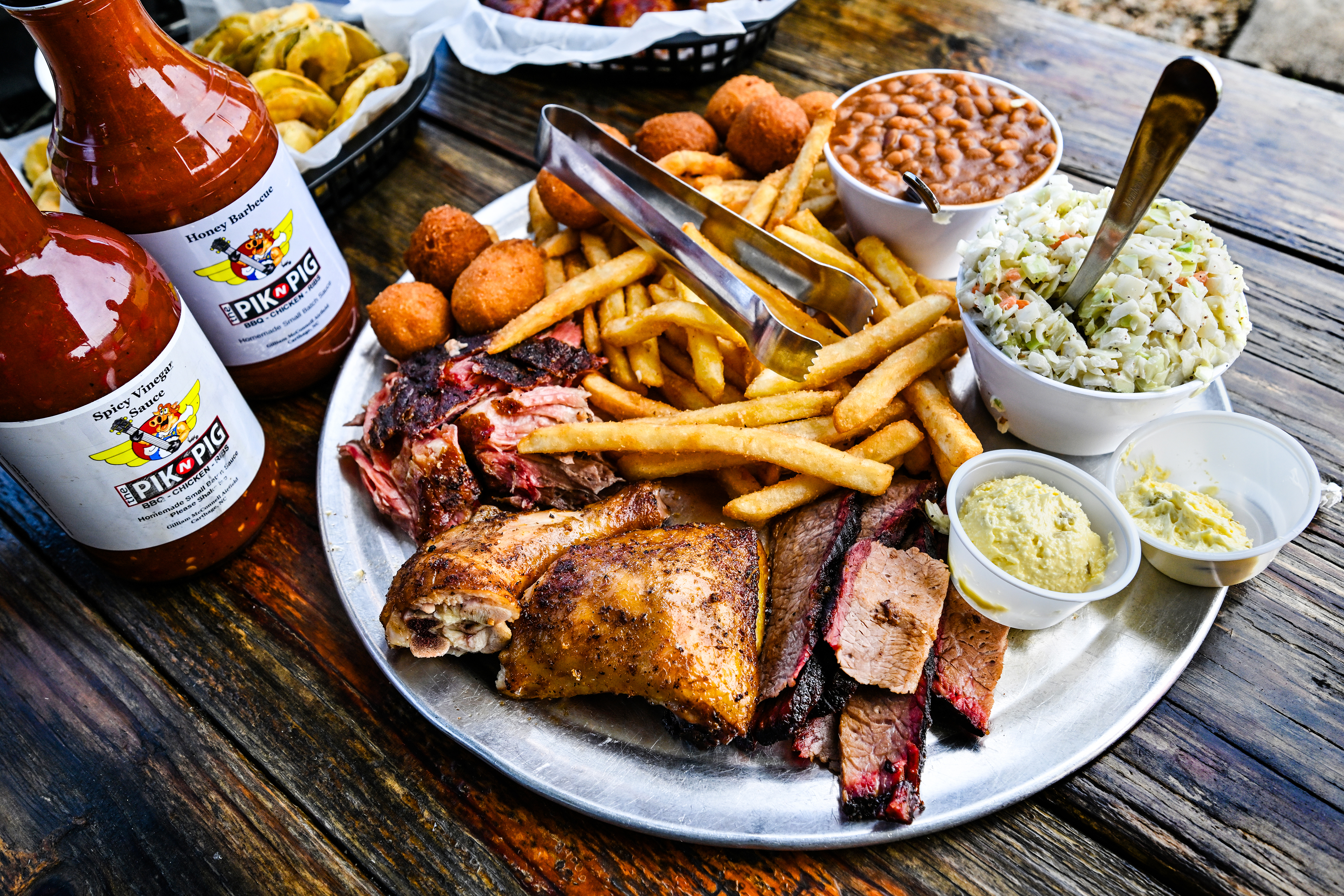 24_North_Carolina_BBQ A combination platter at the Pik ’n Pig awaits pilots who can fly through North Carolina’s Piedmont region for a variety of styles while visiting in Carthage, North Carolina, August 20-23, 2024. Photo by David Tulis.