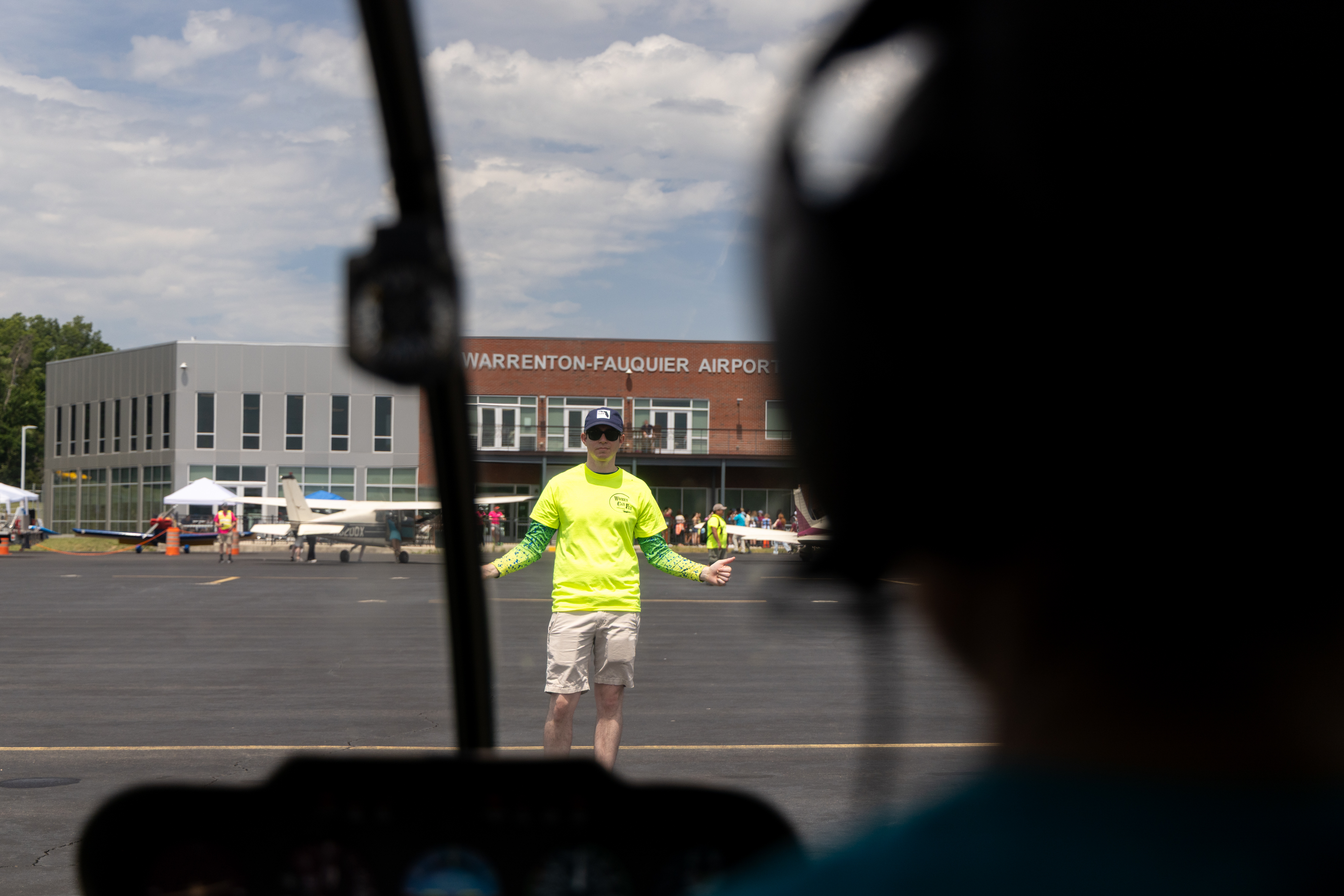 A volunteer signals to helicopter pilot Banumathi “Banu” Cole ahead of takeoff. Photo by Rebecca Boone.