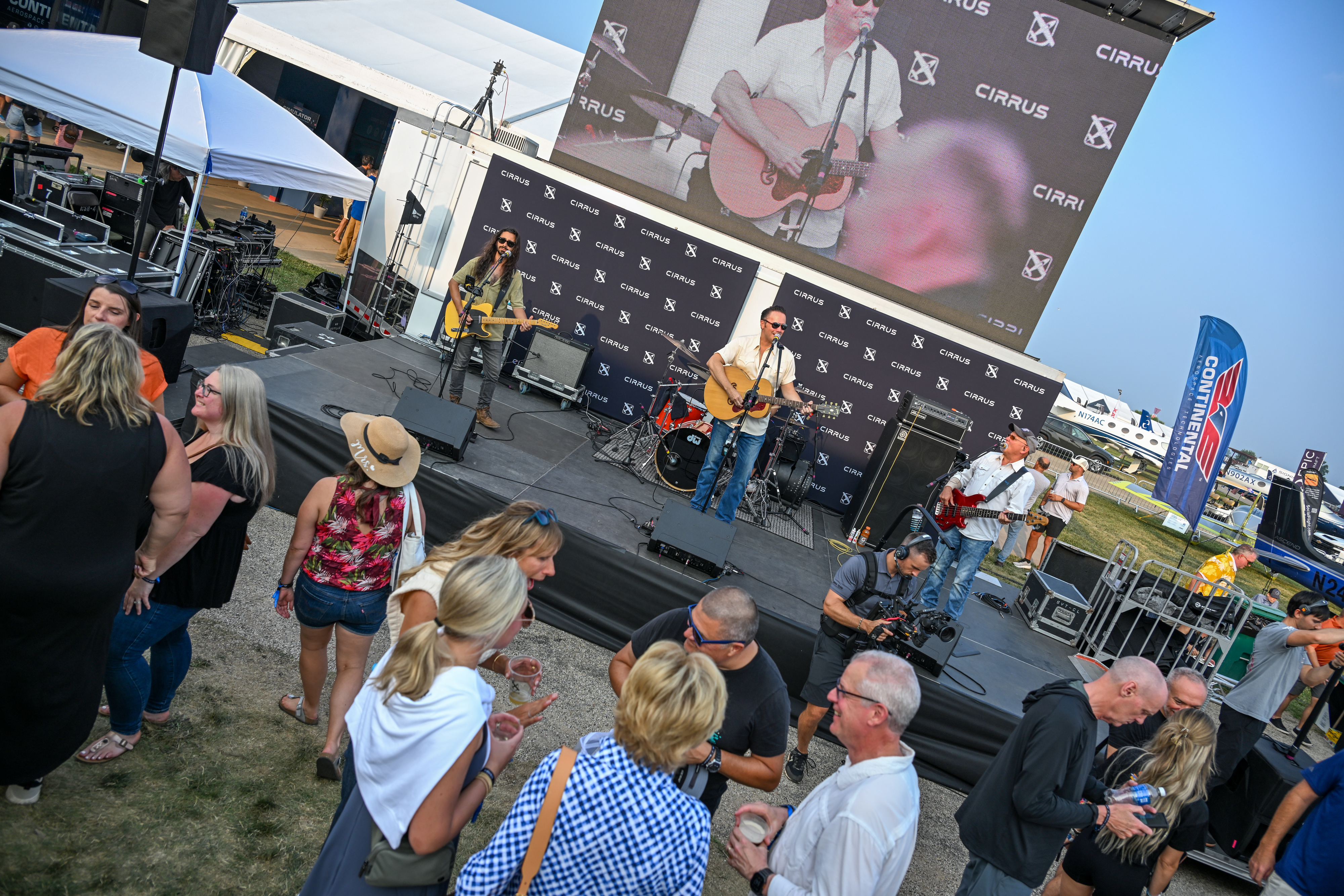 Attendees enjoy the Cirrus Aircraft welcome party. Photo by David Tulis.