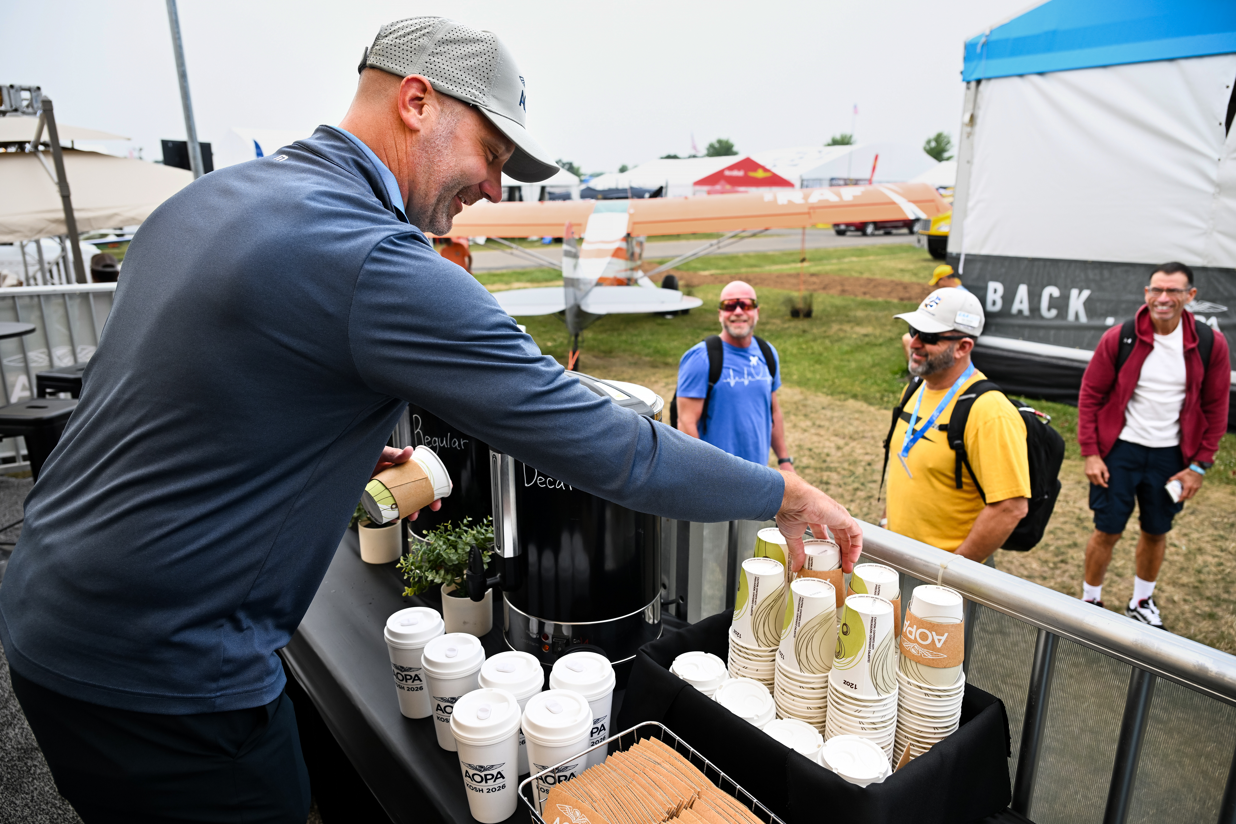 AOPA Board of Trustees Chairman Luke Wippler serves coffee to members. Photo by David Tulis.