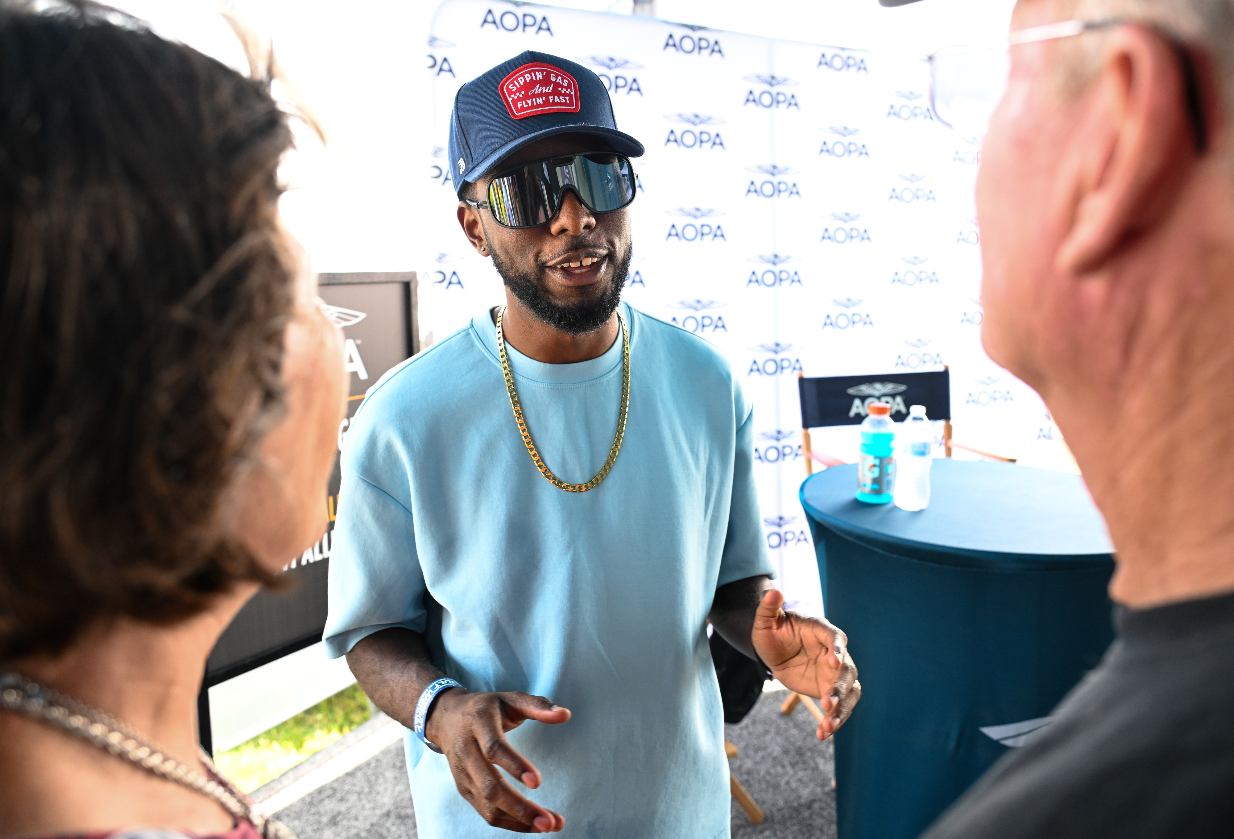 Levi Alleyne speaks with attendees at an AOPA Meet & Greet. Photo by David Tulis.