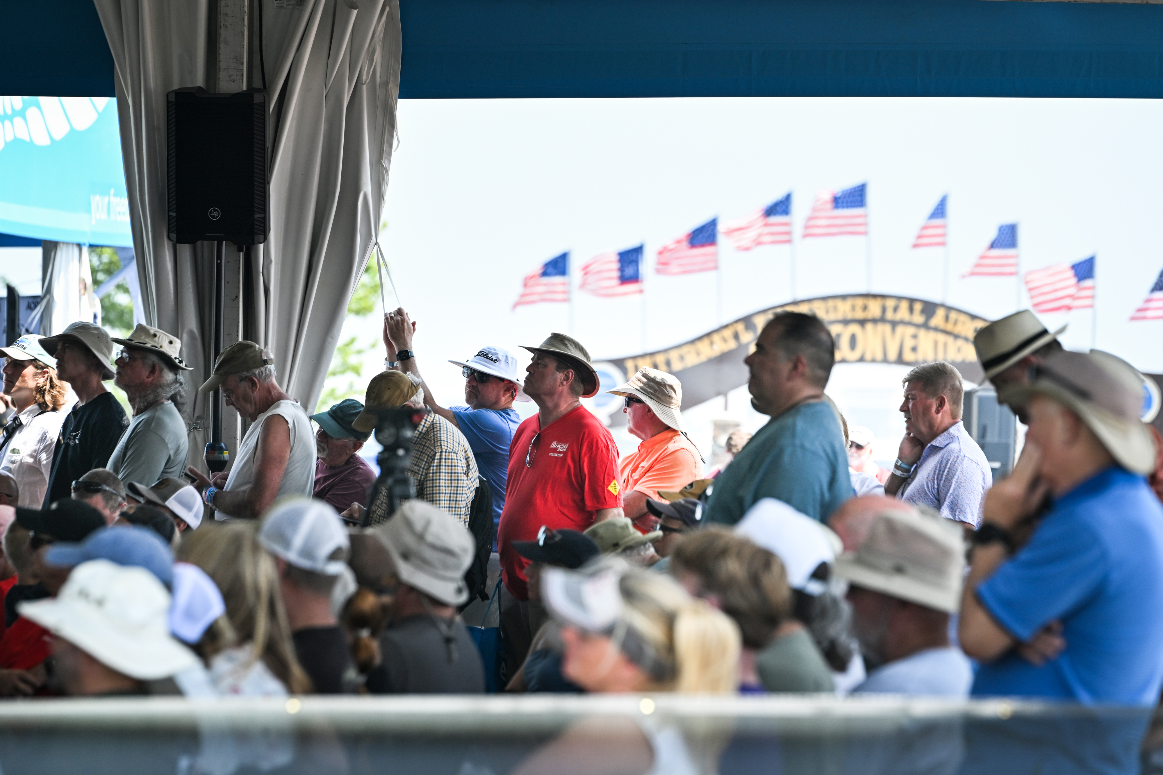 A standing-room-only crowd attends the AOPA Air Safety Institute’s 'After the Accident' seminar featuring safety experts. Photo by David Tulis.