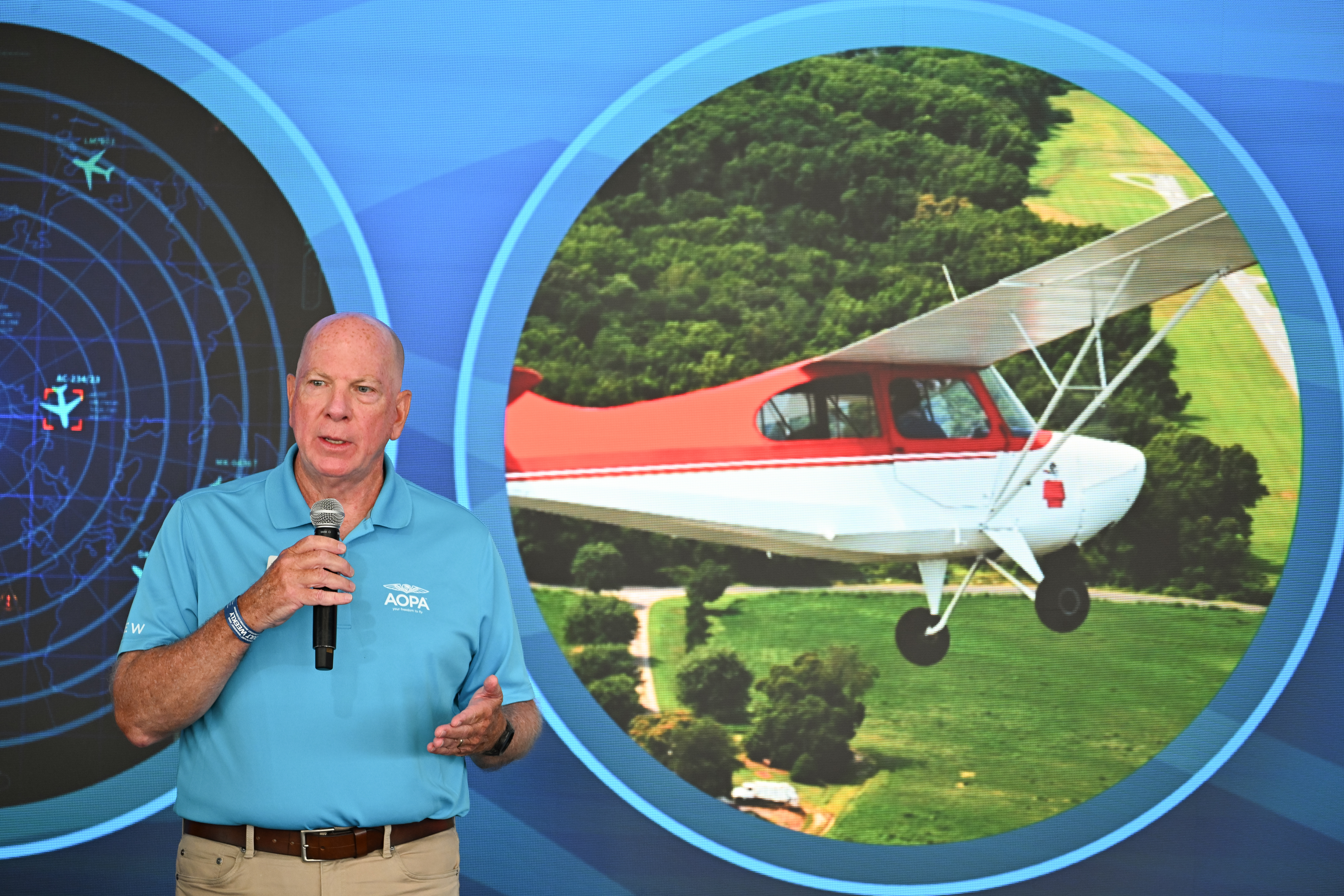 AOPA’s Jim Coon presents an advocacy update during the Pilot Town Hall. Photo by David Tulis.