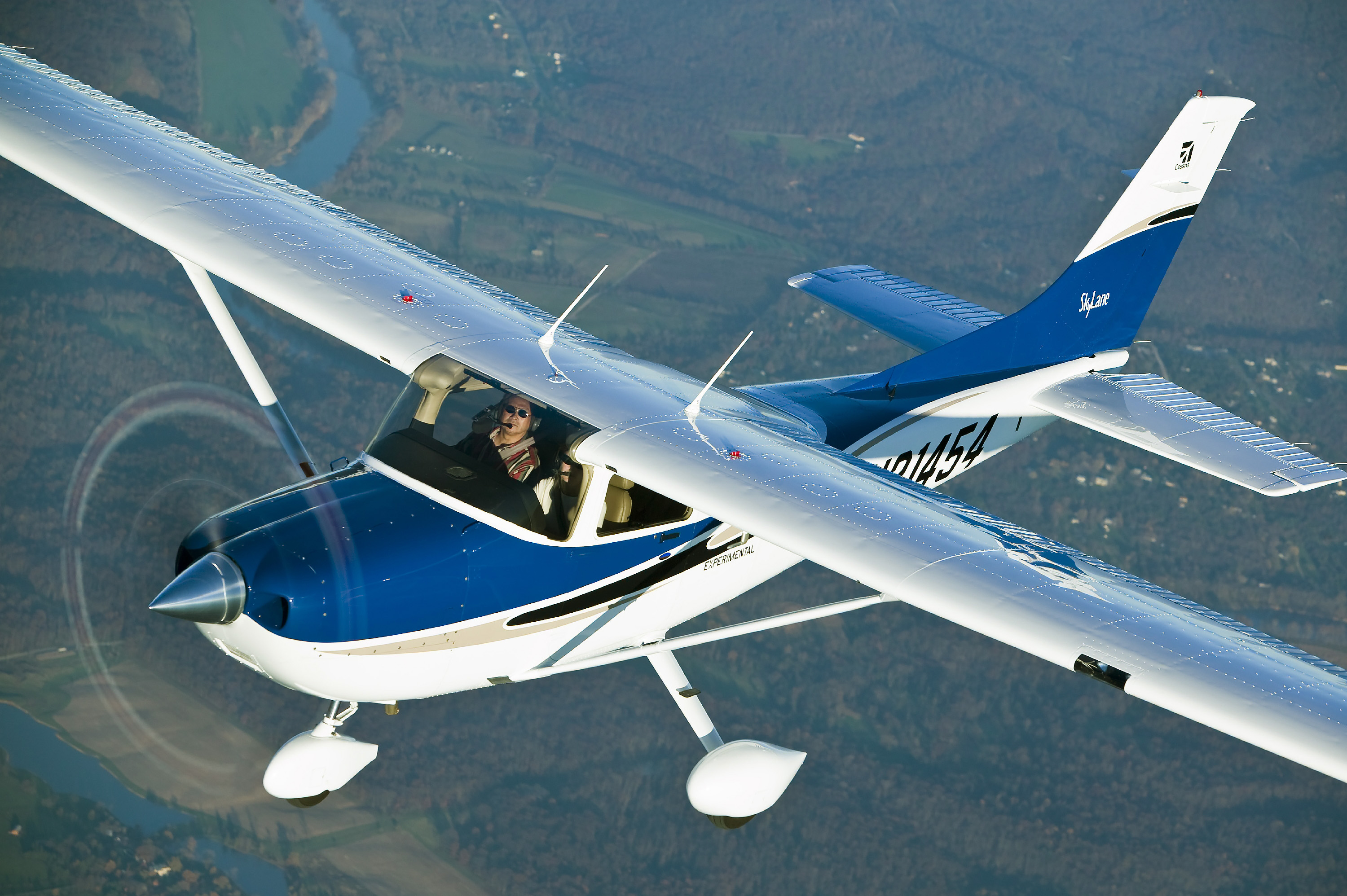 A Garmin G1000-equipped Cessna 182 Skylane flies near Frederick, Maryland. Photo by Mike Fizer.
