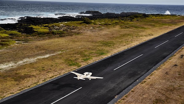 Laurence Balter flies his Cirrus SR22 in Maui, Hawaii. Photography by Chris Rose.