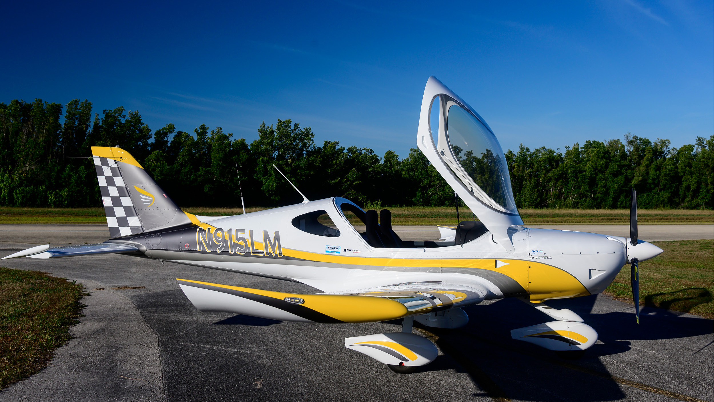 The front-hinged canopy can be opened while taxiing.