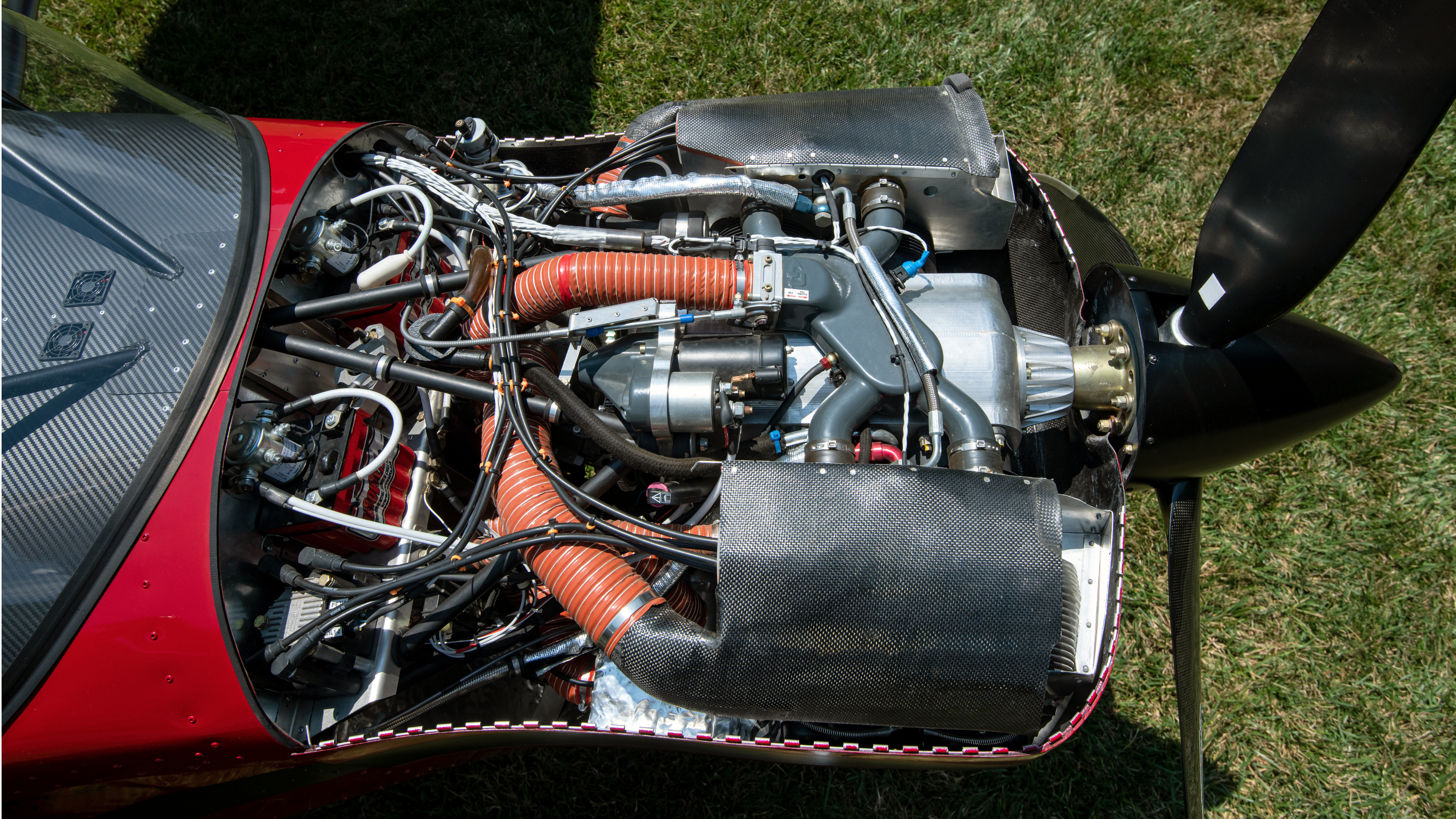 Humberd built the composite cowling around the UL Power 350iS.